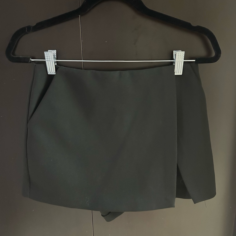 Black skort